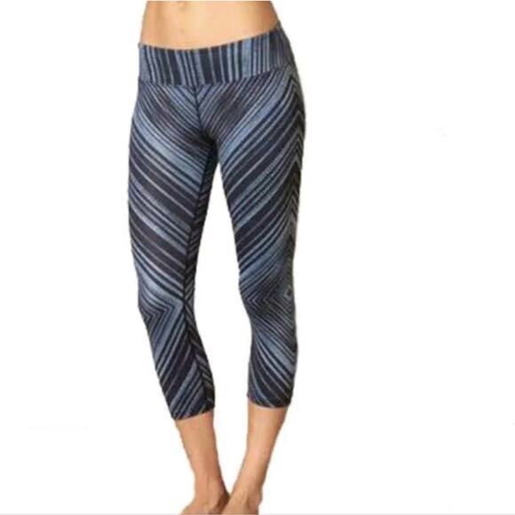 prAna Geometric Roxanne Capri Leggings Small Grey, Black, Mid-Rise Workout Yoga - Picture 1 of 5